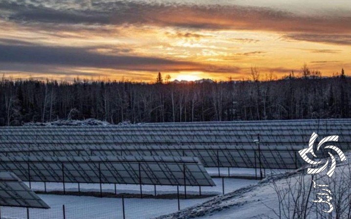    با پیشرفت فناوری‌های انرژی خورشیدی و کاهش هزینه‌‌ی تولید پنل‌‌ها، احداث مزارع خورشیدی در مناطق مجاور با مدار شمالگان نیز توجیه اقتصادی یافته است. برق خورشیدی